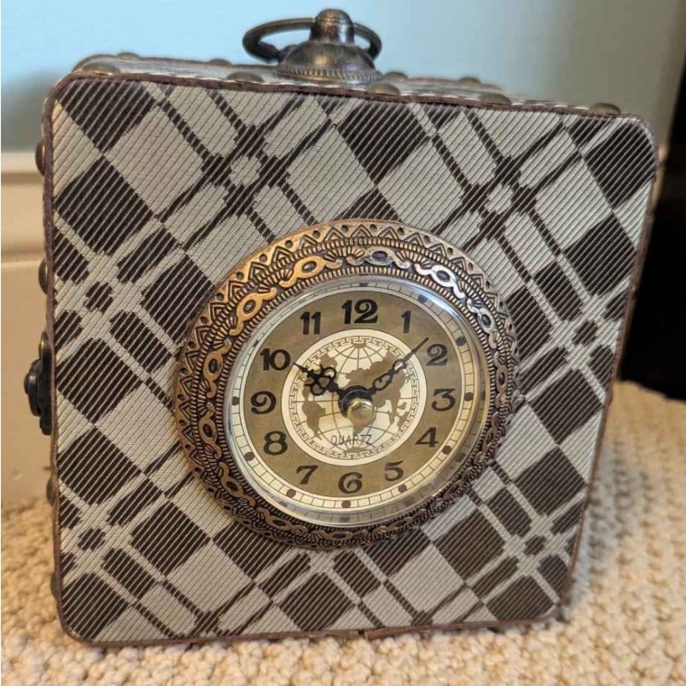Plaid Vintage-Style Quartz Clock